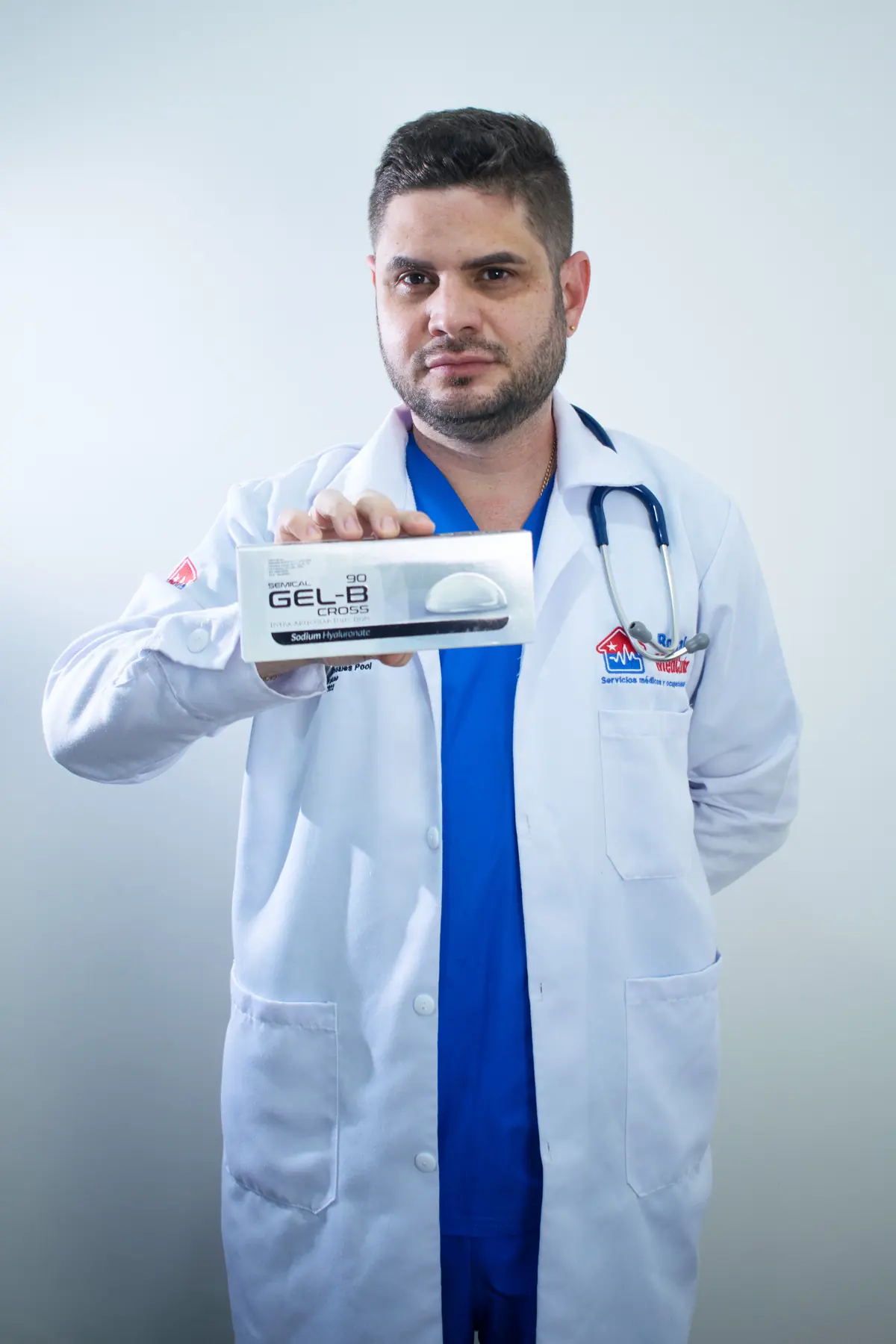 Dr. Marcos Rosales con un tratamiento regenerativo