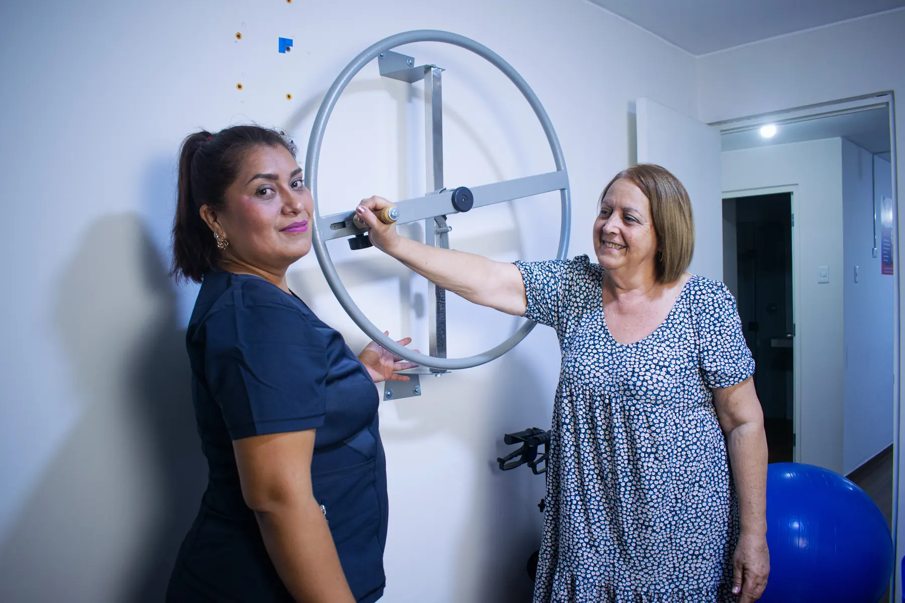 Terapeuta trabajando con una paciente