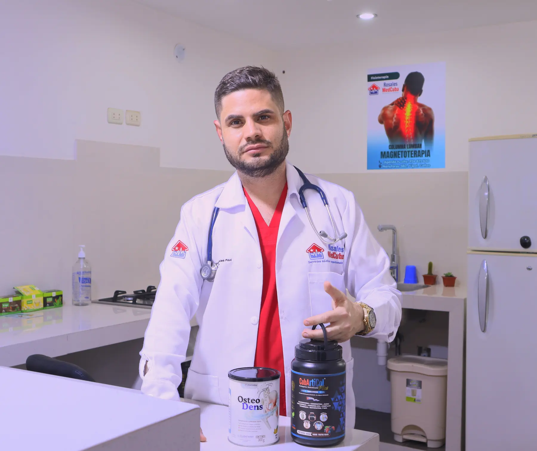 Dr. Marcos Rosales en la clínica con productos de medicina regenerativa