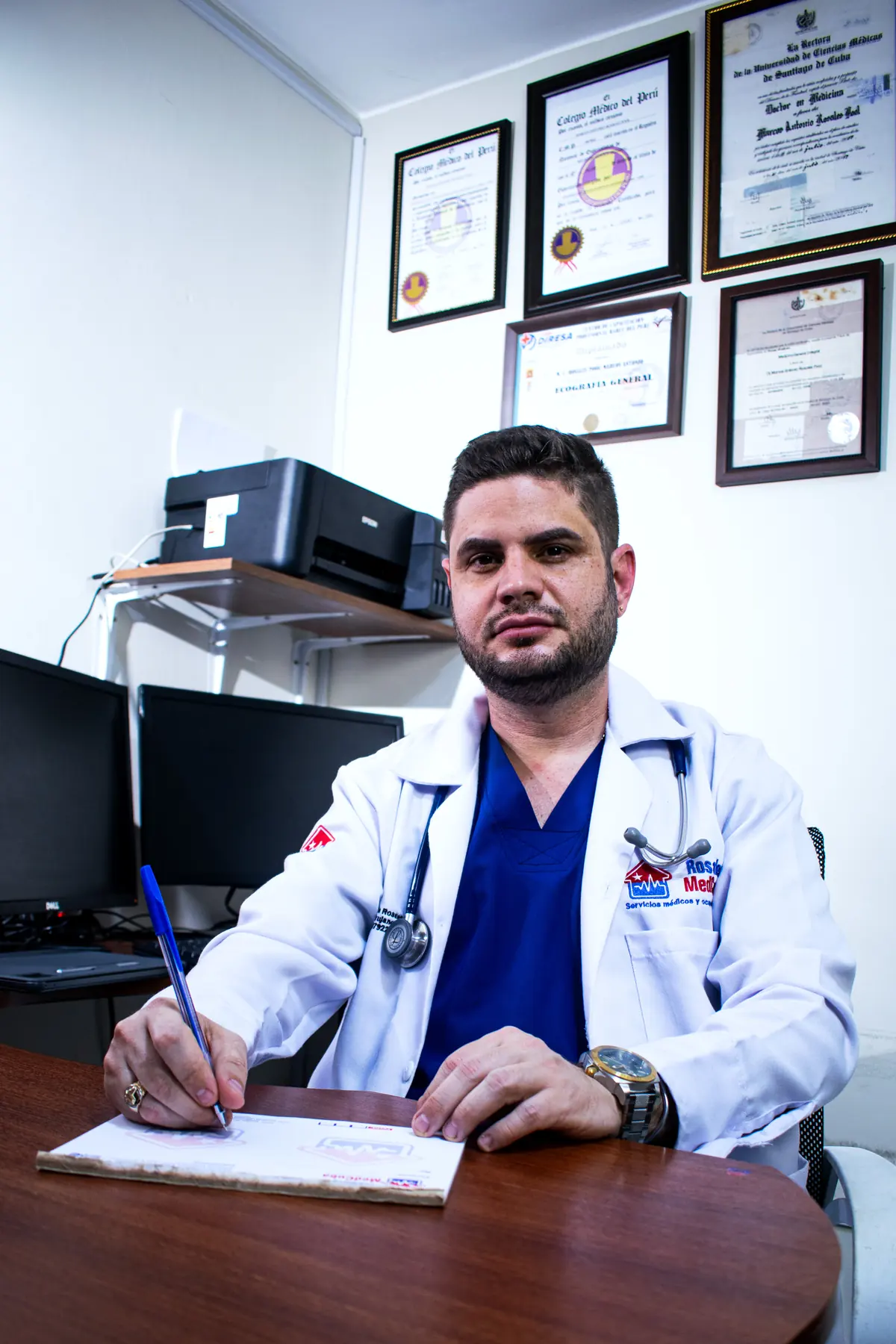 Dr. Marcos Rosales durante una evaluación médica