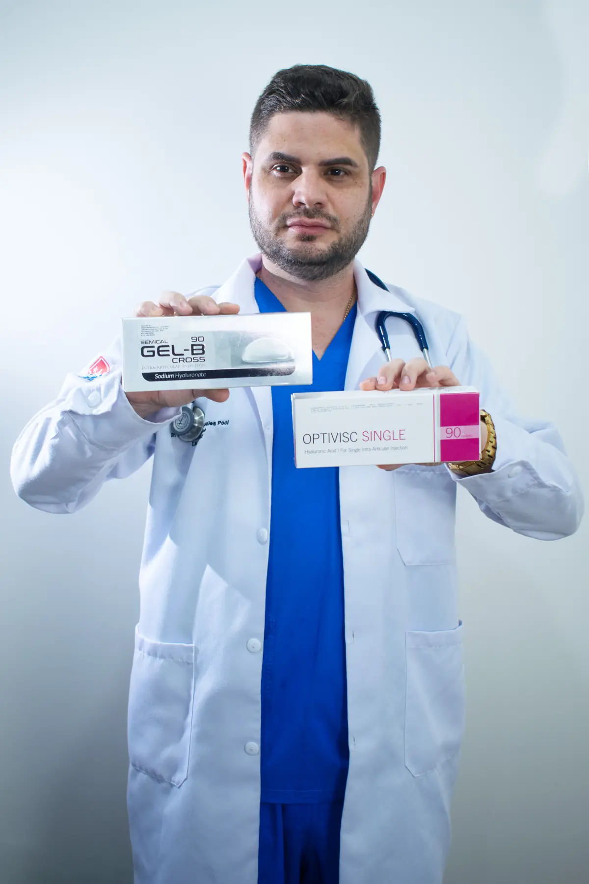 Dr. Marcos Rosales con productos de tratamiento