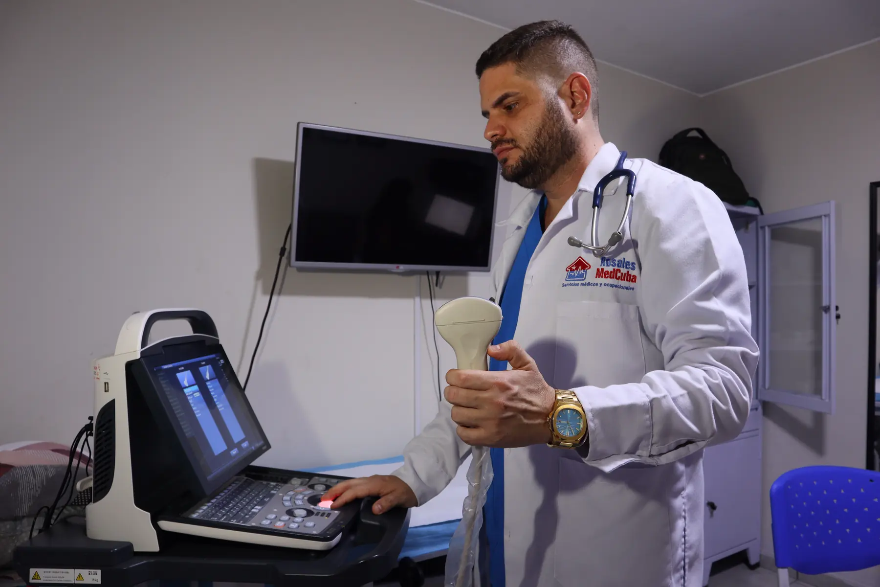Dr. Marcos Rosales realizando una ecografía